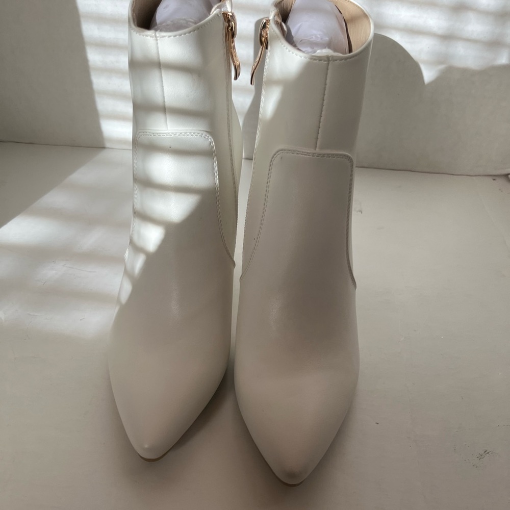Womens Side Zip Pointed Toe Booties White Size 7